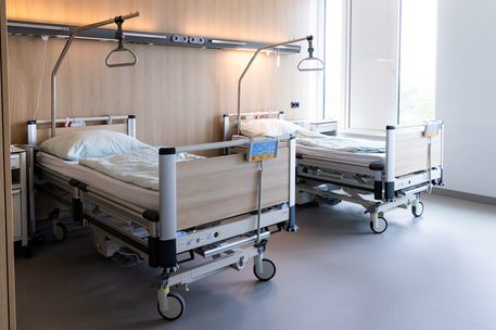 Ein Patientenzimmer mit neuen Betten.