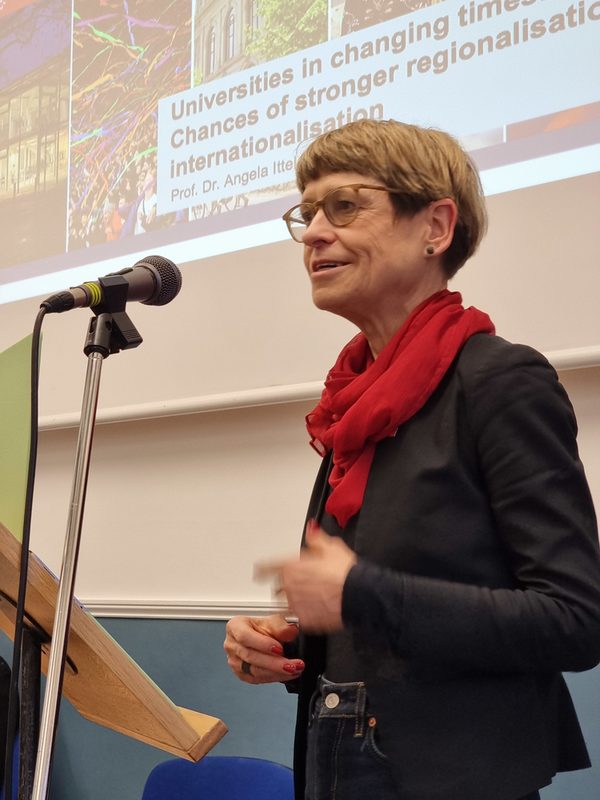 TU-Präsidentin Prof. Dr. Angela Ittel in der Bath Royal Literary and Scientific Institution. (Wird bei Klick vergrößert)