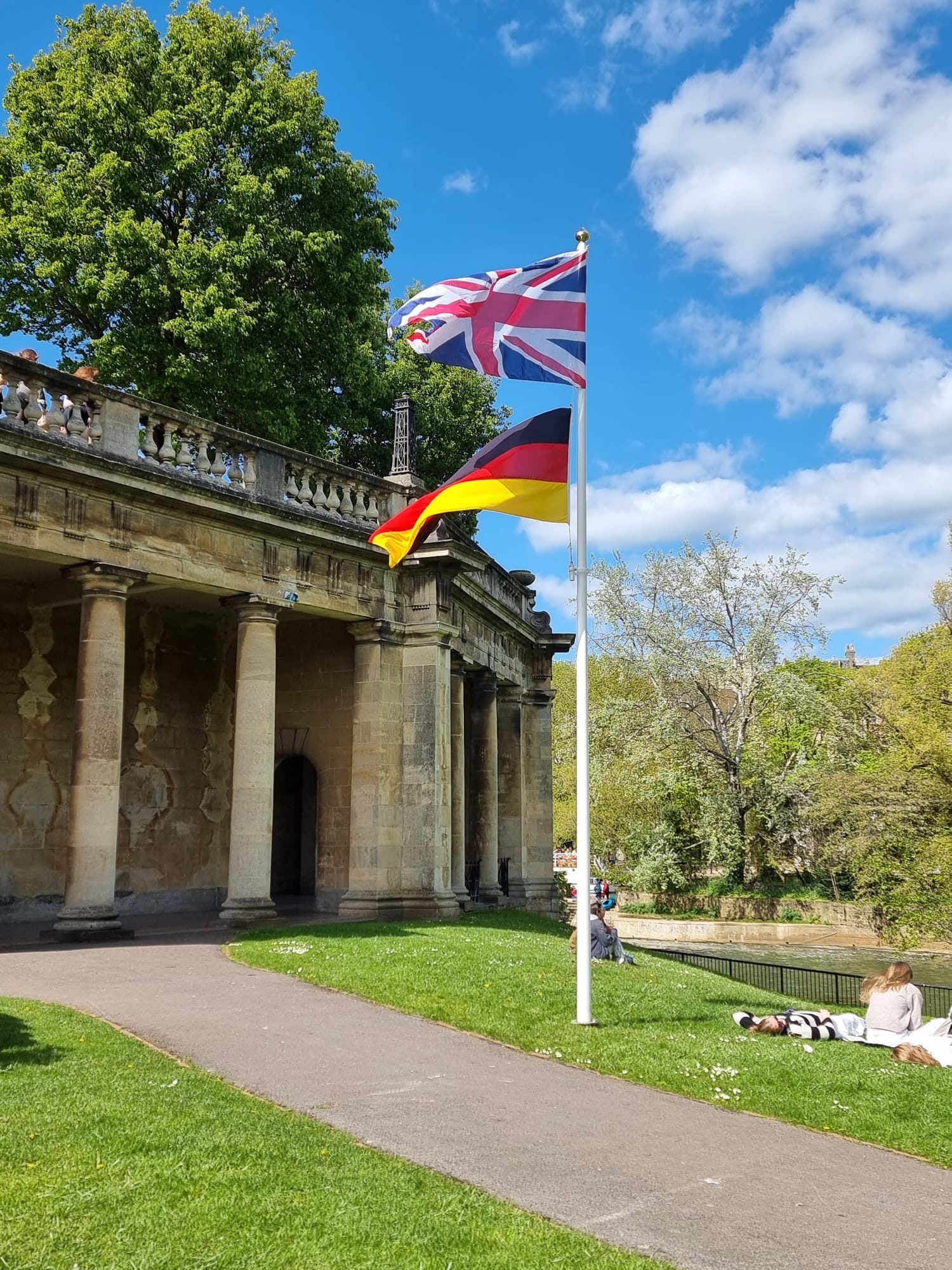 Zu Ehren der Braunschweiger Delegation waren die deutsche und britische Flagge im Parade Gardens gehisst worden. (Wird bei Klick vergrößert)